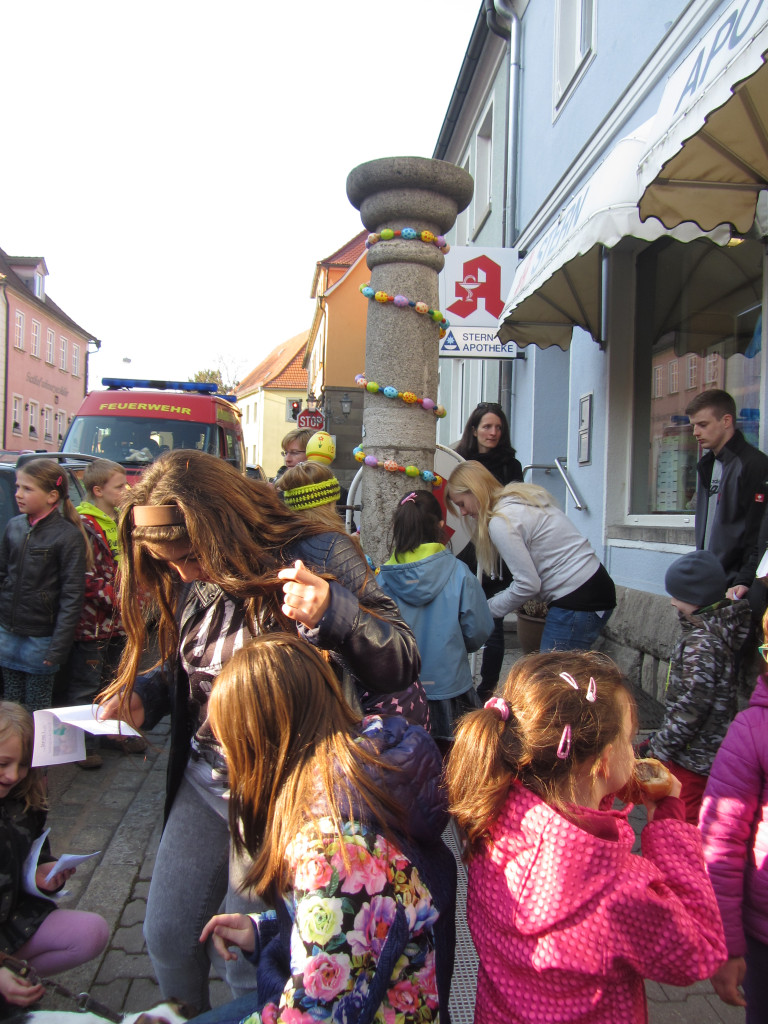 Spaziergang zum Osterbrunnen in der Würzburger Straße