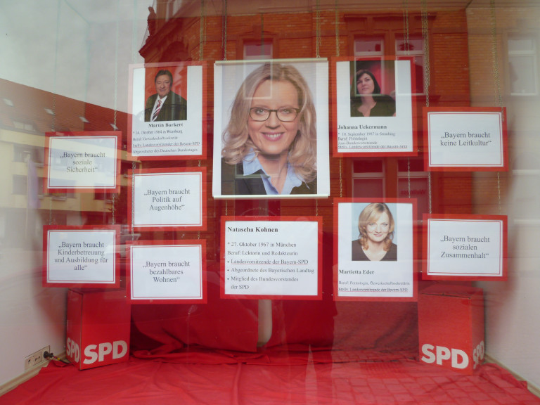 Das SPD-Schaufenster mit der neuen Vorstandschaft der Bayern-SPD